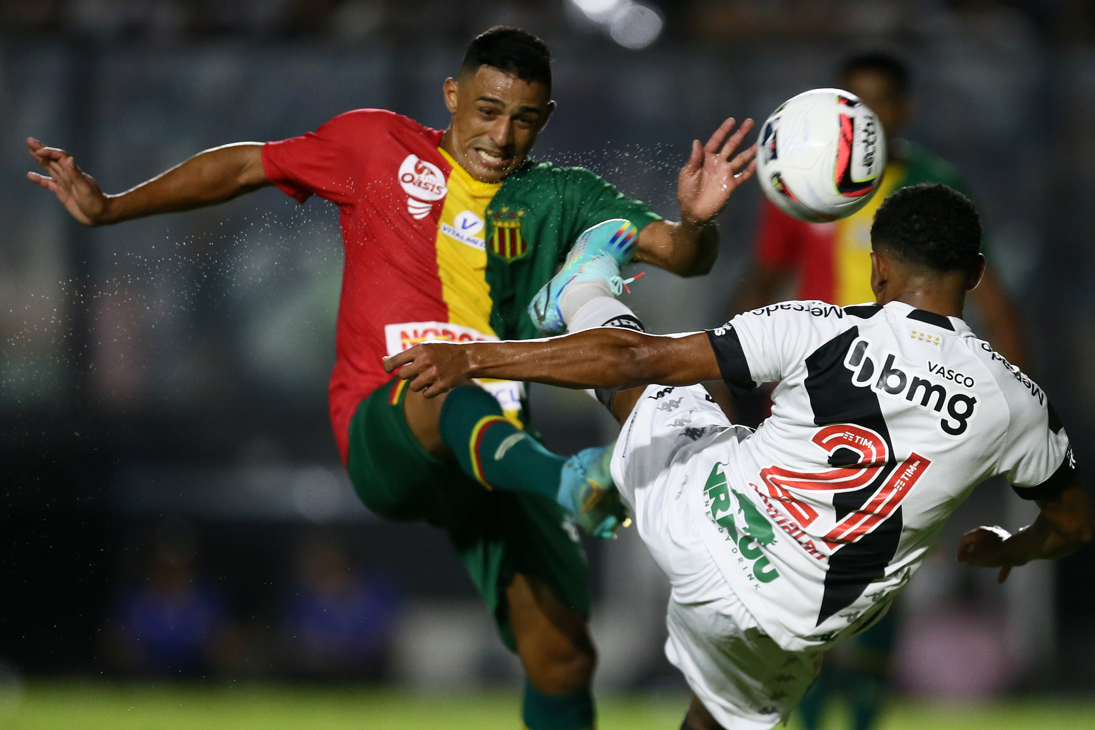 VASCO PERDE EM CASA POR 3 A 2