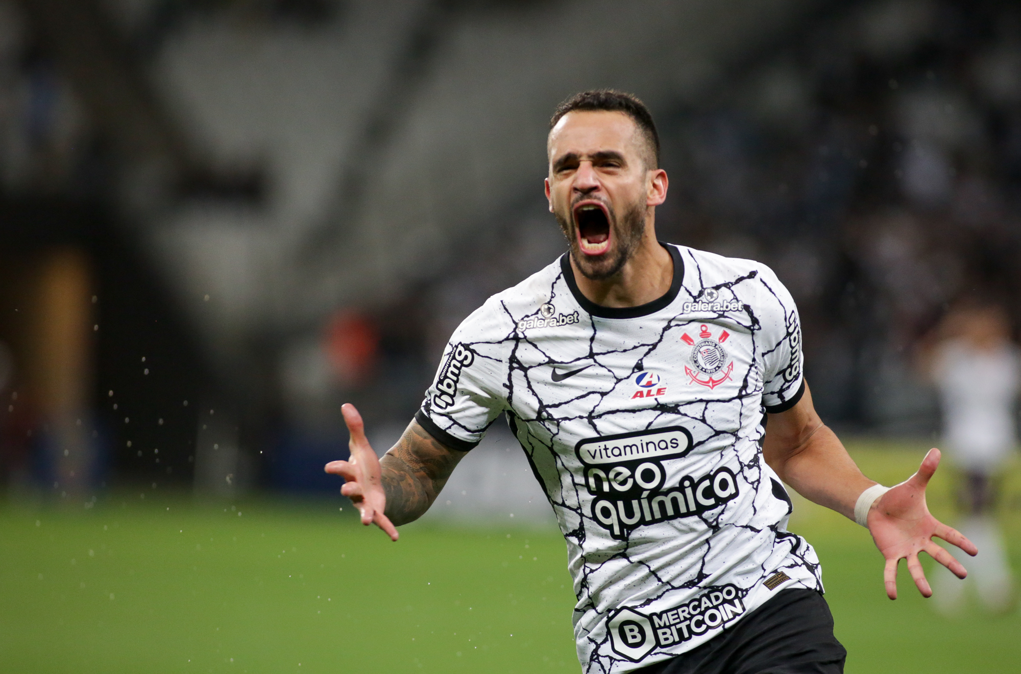 CORINTHIANS VENCE POR 3 A 2