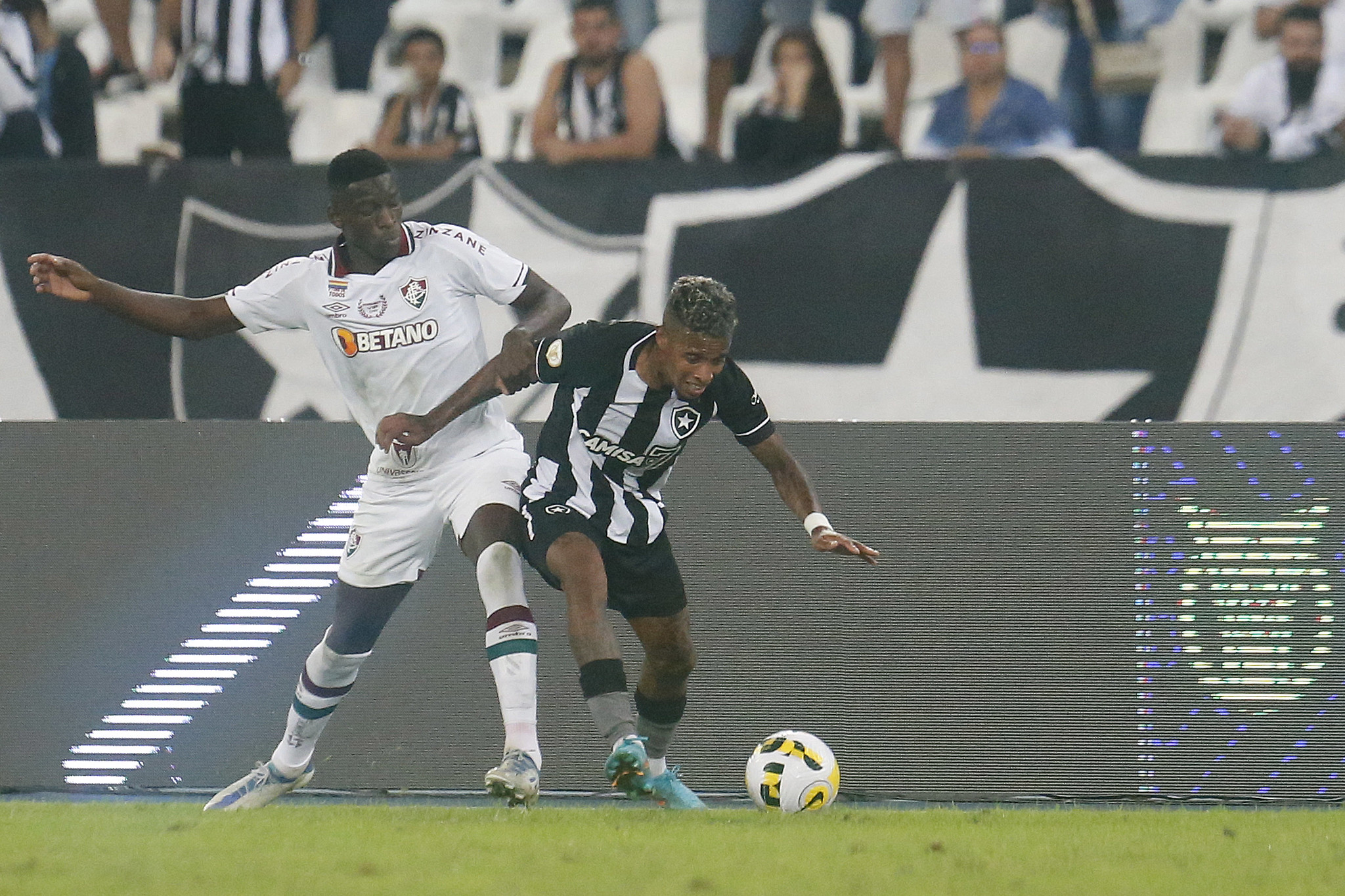 FLU VENCE O BOTAFOGO POR 1 A 0