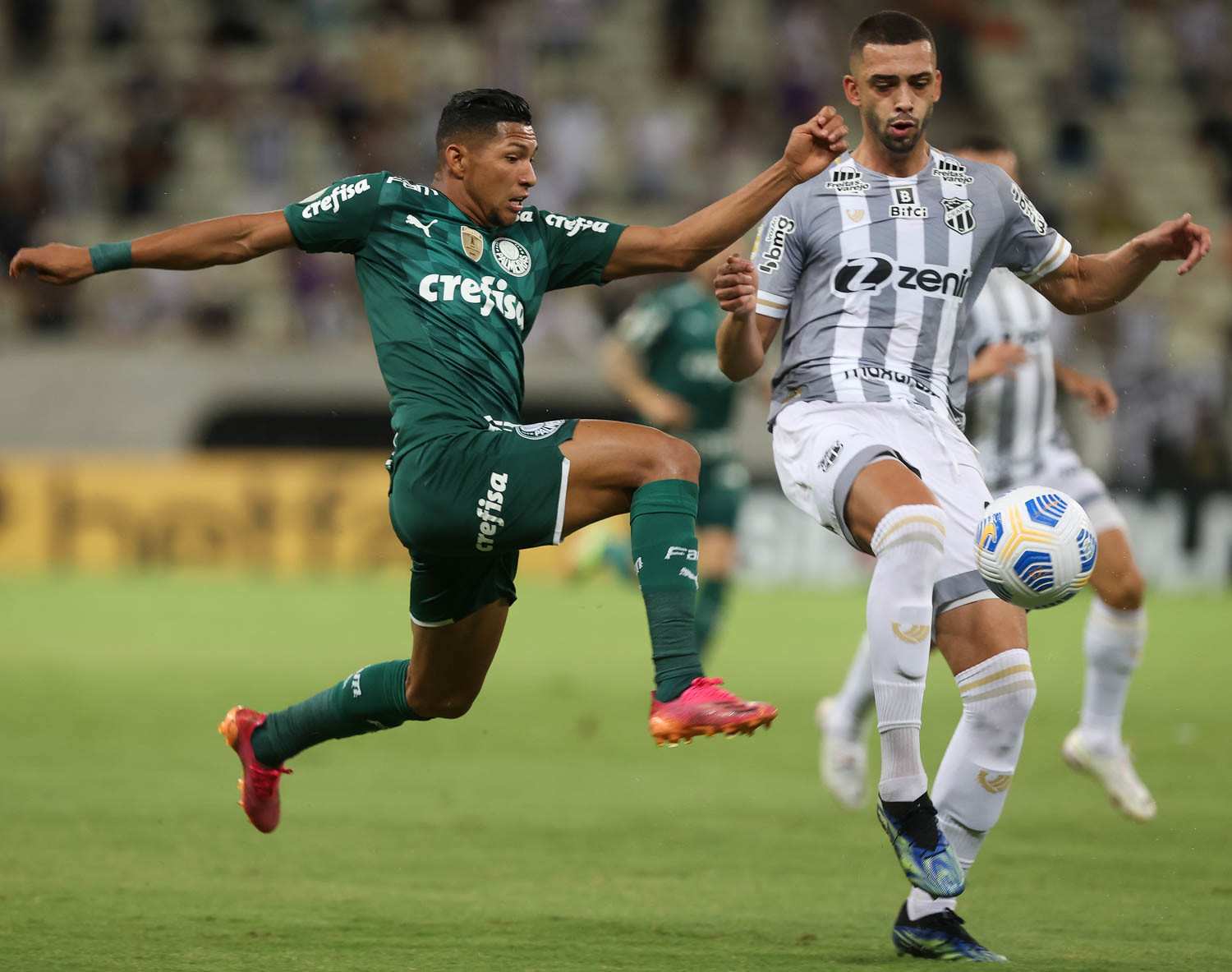 PALMEIRAS VENCE FORA DE CASA POR 2 A 1