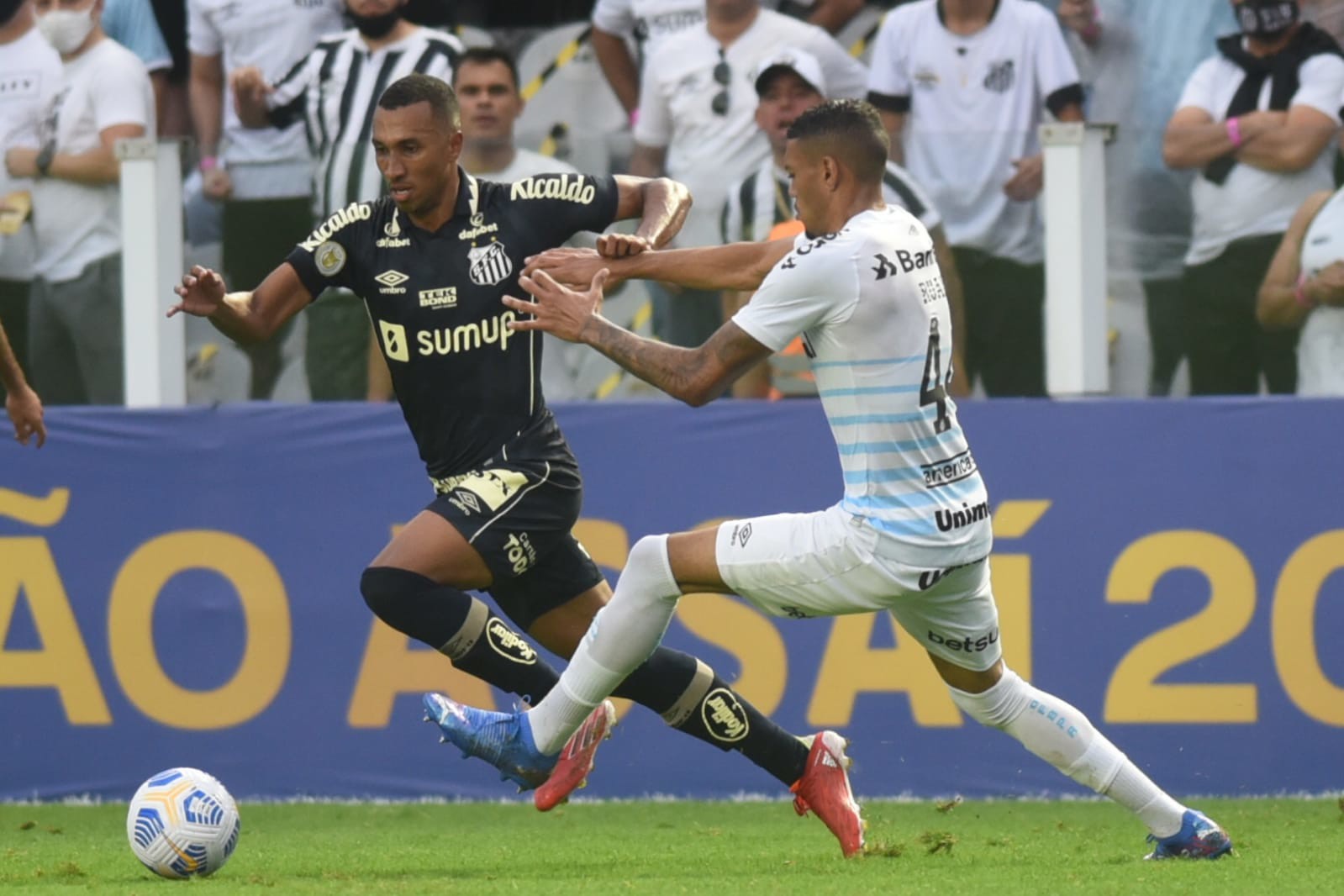 SANTOS VENCE POR 1 A 0 NA VILA