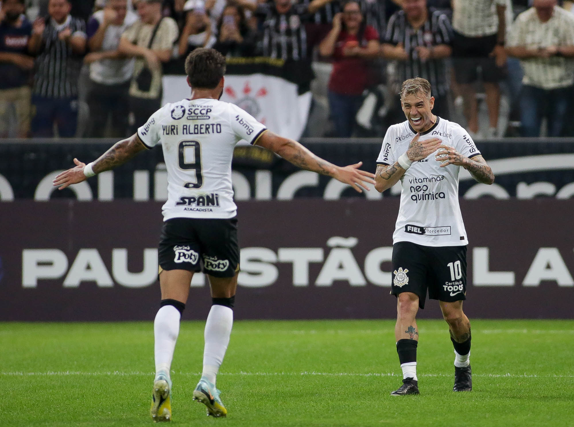 CORINTHIANS VENCE POR 3 A 0 EM CASA