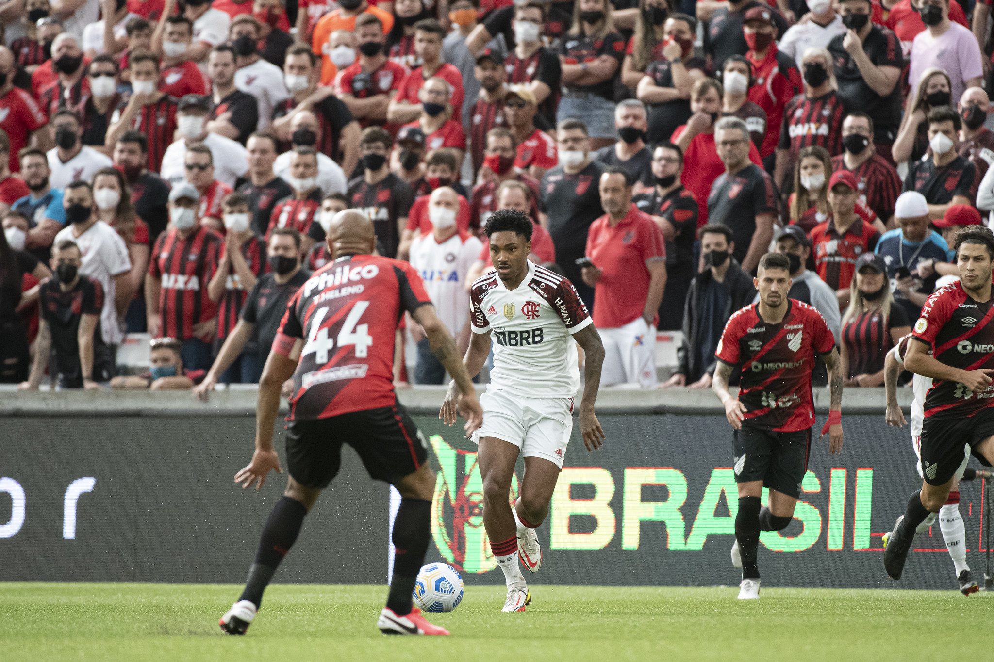 TUDO IGUAL NA ARENA DA BAIXADA! 2 A 2