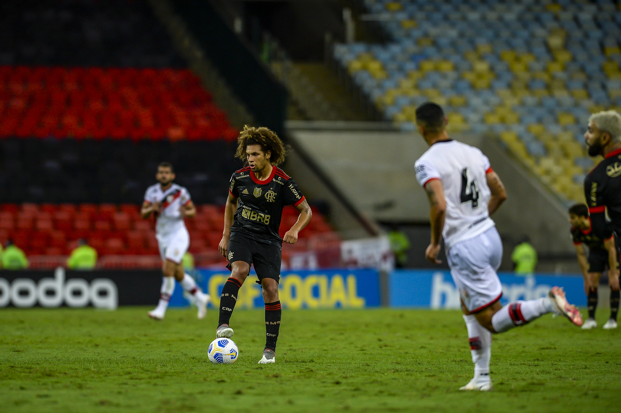 FLA VENCE MAIS UMA NO BRASILEIRÃO