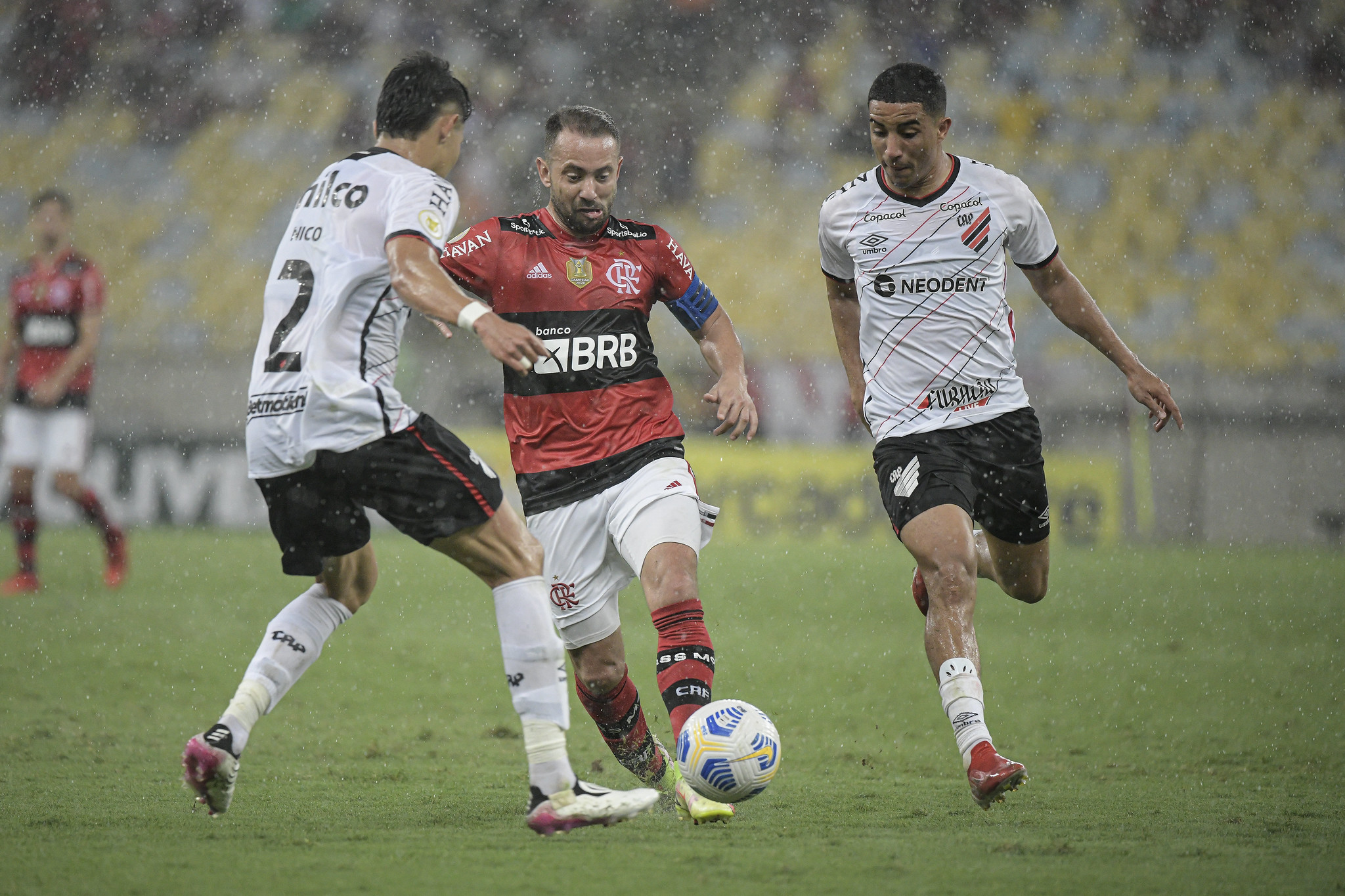 FLAMENGO VENCE O ATHLETICO - PR NO MARACA!