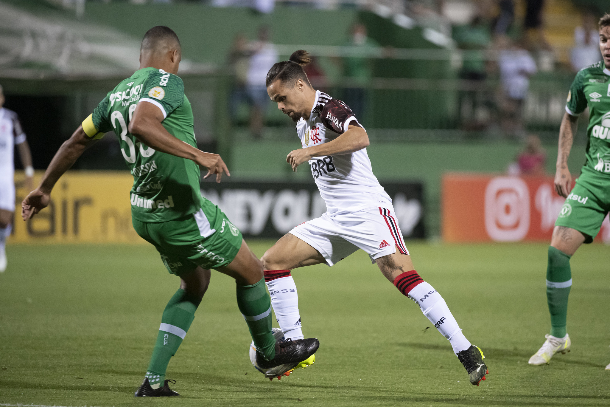 FLAMENGO EMPATA EM 2 A 2 COM CHAPE FORA DE CASA